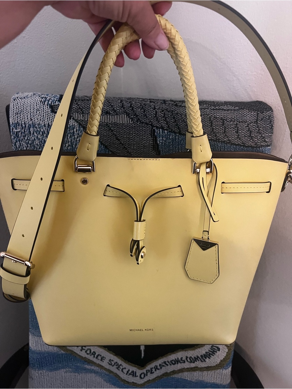 Michael Kors Blakely yellow leather medium bucket bag - Picture 3 of 16